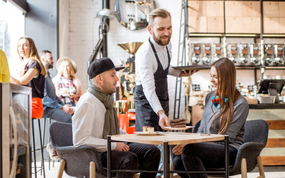 How to Say “Waiter” in French? What is the meaning of “Serveur”?