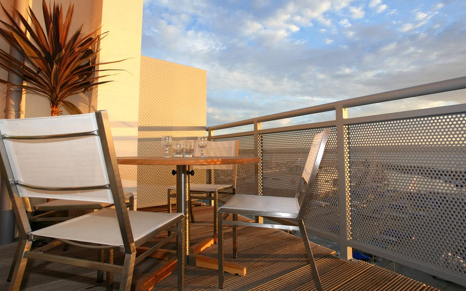 How to Say “Balcony” in German? What is the meaning of “Balkon”?