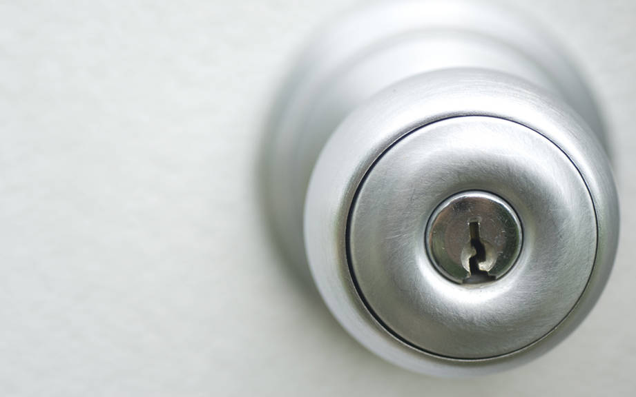 How to Say “Door handle” in Spanish? What is the meaning of “Manija de la puerta”?