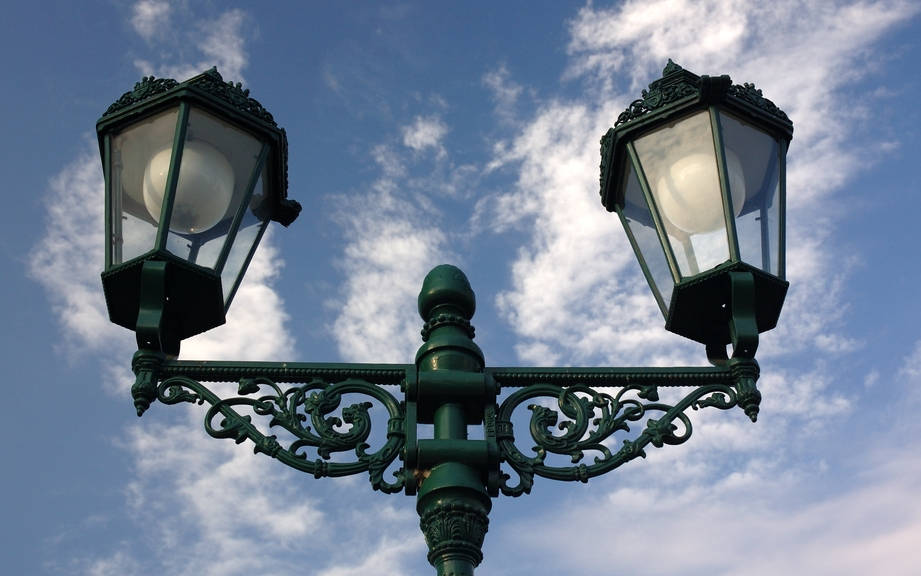 How to Say “Lamp post” in Spanish? What is the meaning of “Farol”?